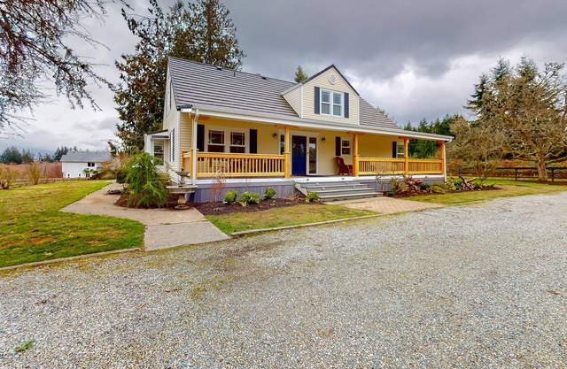 Beautiful farmhouse with private hot tub, pastoral views, gas fireplace, & porch