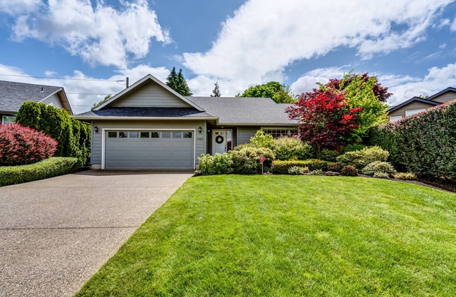 Beautiful Ferry Street Bridge Home, minutes from UO, downtown, and bike paths!