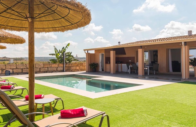 Beautiful finca with pool and garden in Ariany.