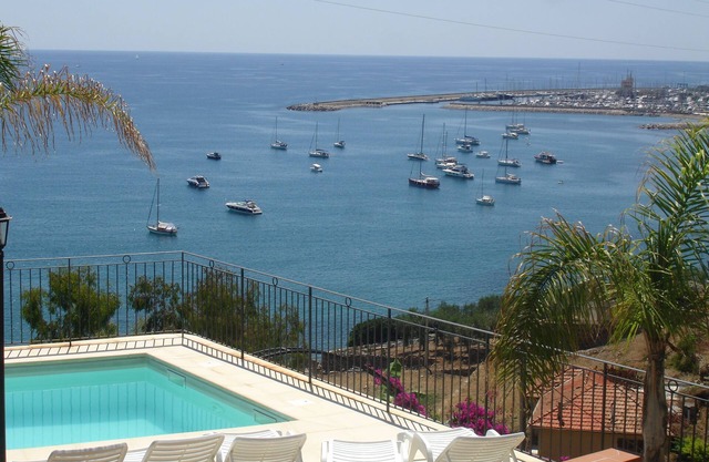 Beautiful flat with private garden and shared pool HEATING to 37°