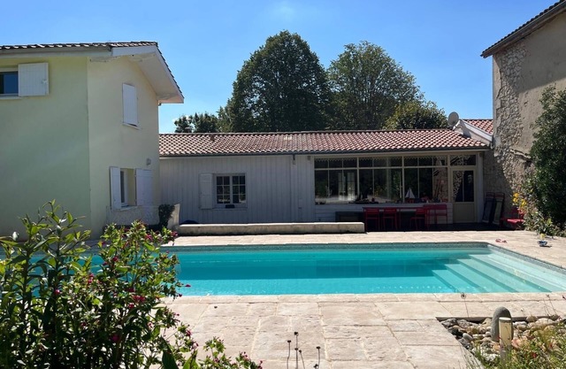 Beautiful character farmhouse in the heart of the Bordeaux vineyards -