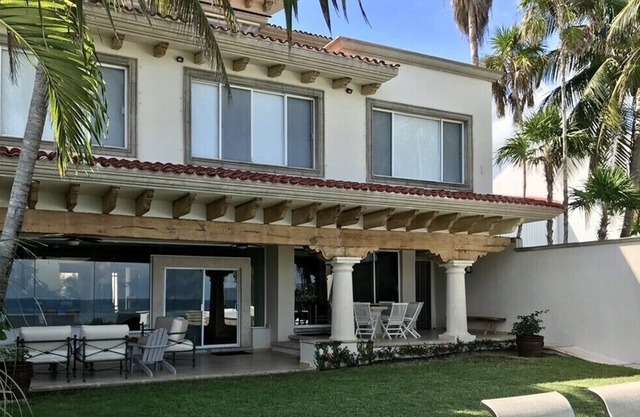 BEAUTIFUL FULLY FURNISHED MEXICAN BEACHFRONT VILLA