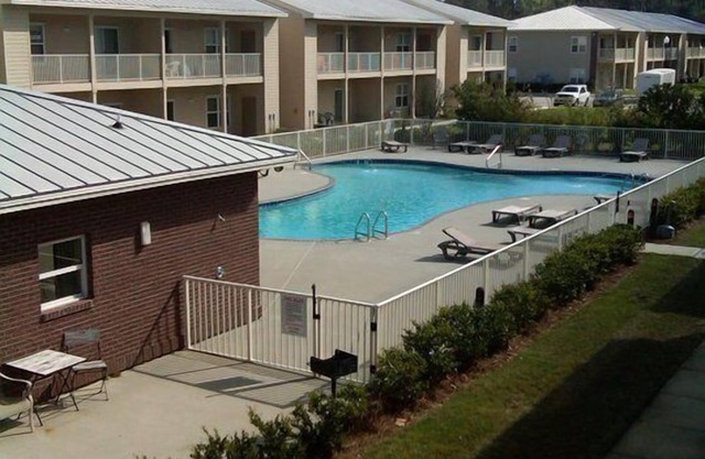 Beautiful Furnished in Courtyard Overlooking Pool 2nd floor