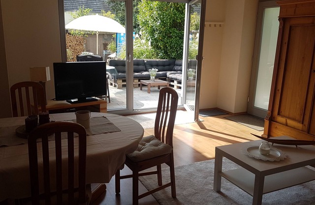 Beautiful granny flat with floor-to-ceiling windows and a large south-facing terrace