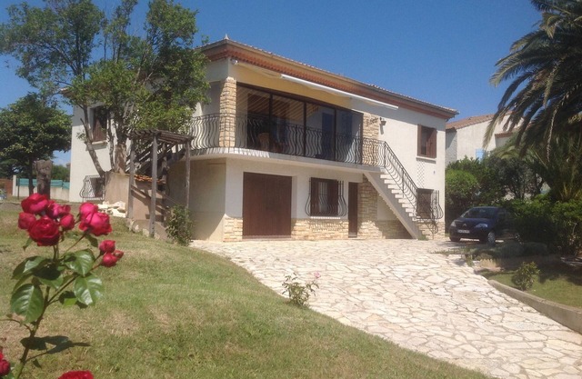 Beautiful garden apartment with a gated driveway in the village of Marseillan