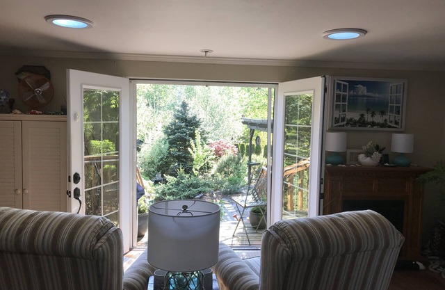Beautiful Gardens, Outdoor Shower, Hot Tub, Steam Sauna, Cold plunge pool.