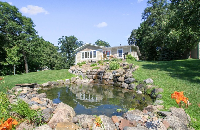 Beautiful Get Away for any season only ONE Hour from the Twin Cities!