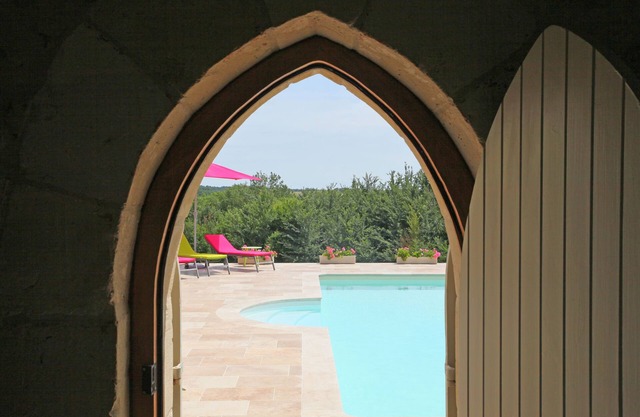 Beautiful gite for two, close to Eymet with wonderful pool and impressive views.