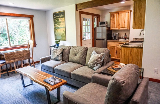 Beautiful Guest Suite with Private Deck Overlooking Forest and Waterfall