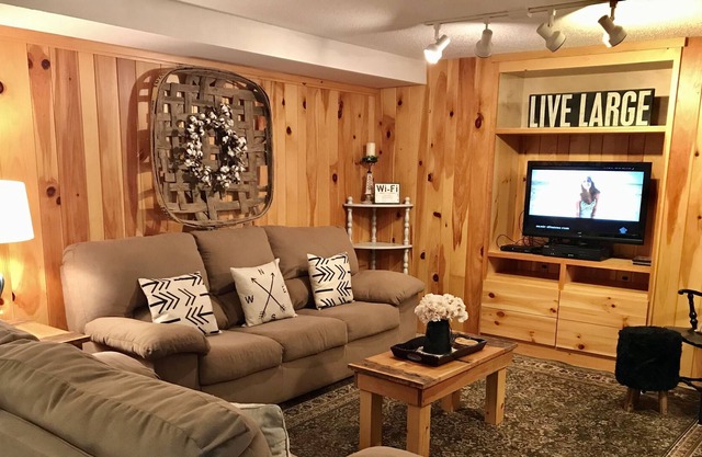 Beautiful guest suite on 20 acre working farm and special event venue