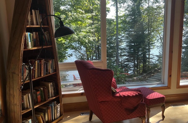 Beautiful Haliburton Lakeside Cottage with Hot Tub- Work from Home at the Lake!
