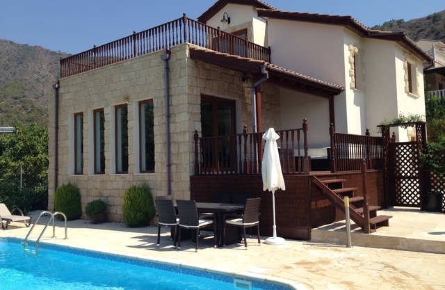 BEAUTIFUL HARBOUR VIEW VILLA - DETACHED 3 BED ON 3 FLOORS - POMOS