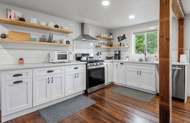 Beautiful Heart of Redmond Home Puts You Near Dining, Shopping, Fun!