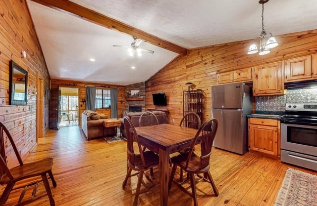 BEAUTIFUL! Hidden GEM! KnottyPines cabin -Hot-tub Heaven with fast Fiber WIFI!