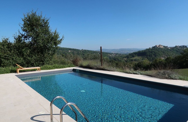 Beautiful hidden gem with stunning views and shared pool in the heart of Umbrië