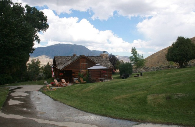 Beautiful Historical Cabin located half way between Yellowstone and Cody (2 BR)