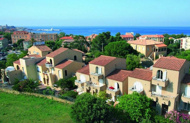 Beautiful holiday complex by the sea, veranda or balcony, M2