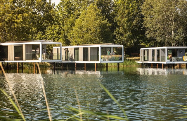 Beautiful holiday home above the water, in a holiday park in Limburg