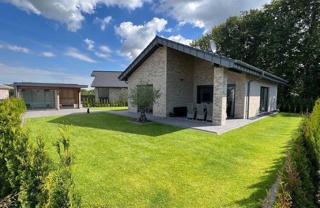 Beautiful holiday home with sauna on Lake Harkebrügger near Oldenburg