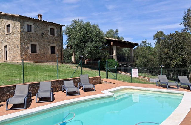 Beautiful Holiday Villa with Pool near Banyoles & Girona. 9 Bedrooms.