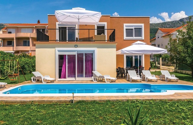 Beautiful home in Kastel Kambelovac