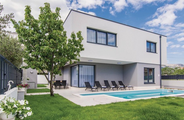 Beautiful home in Kastel Kambelovac