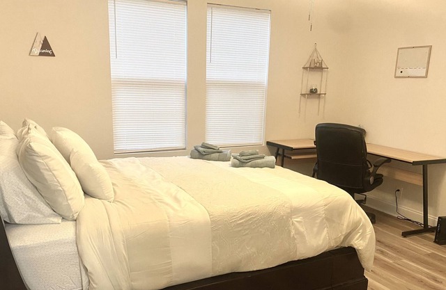 Beautiful home-close to downtown! Hammocks, Grill, & Fire pit!
