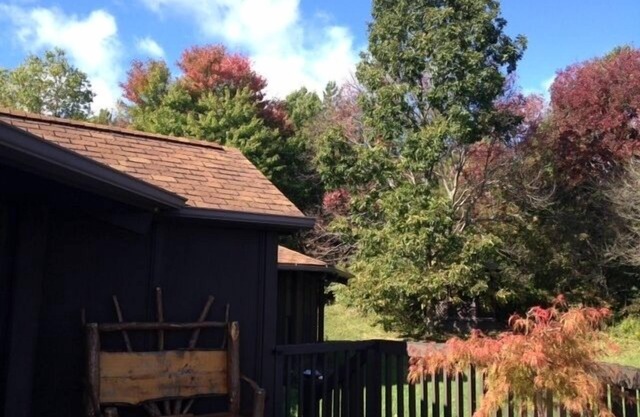 Beautiful home, close to wineries, hiking, & lakes, with outdoor natural hot tub