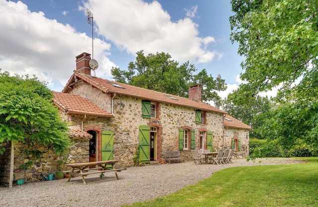 Beautiful home in Nieul Le Dolent with WiFi