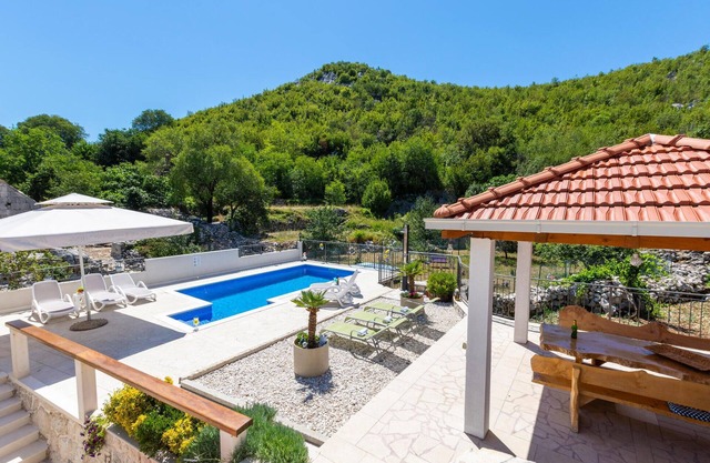 Beautiful home in Blato na Cetini