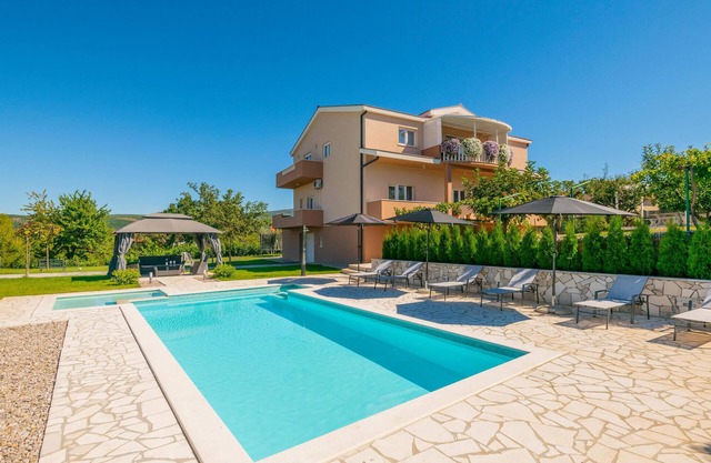 Beautiful home in Gornji Vinjani