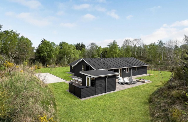 Beautiful home in ålbæk with WiFi