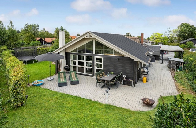 Beautiful home in Børkop with kitchen