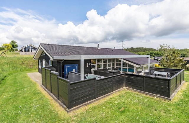 Beautiful home in Ebeltoft with WiFi