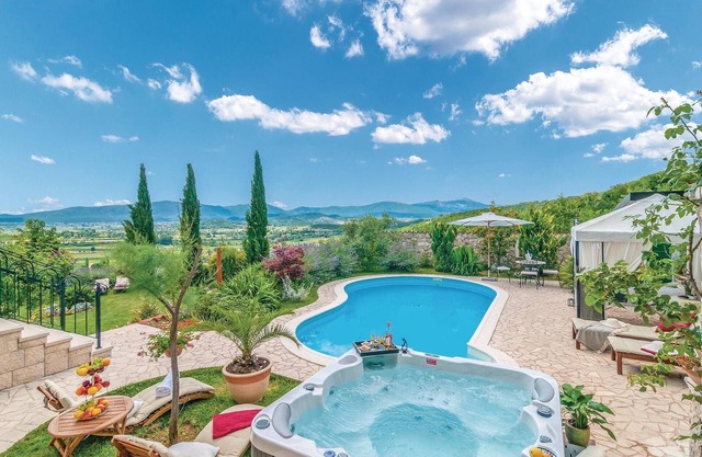 Beautiful home in Gala Otok with sauna