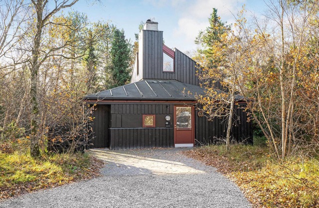 Beautiful home in Grenaa with WiFi