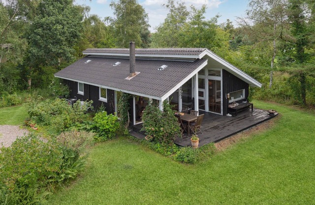 Beautiful home in Grenaa with WiFi
