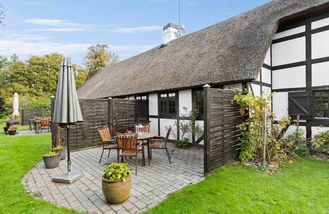 Beautiful home in Grenaa with WiFi