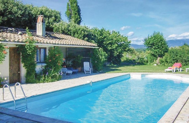 Beautiful home in Grignan with WiFi and Outdoor swimming pool