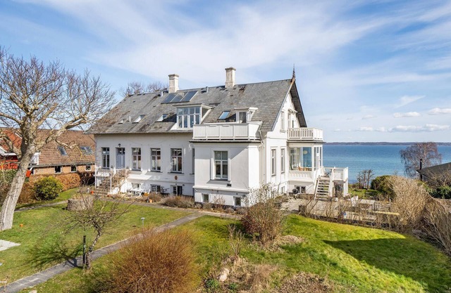 Beautiful home in Hellebæk