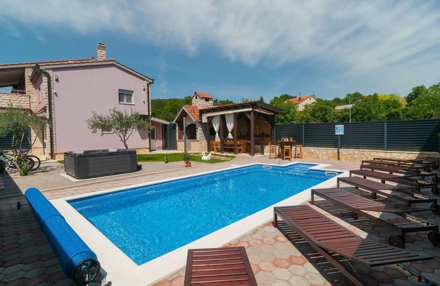 Beautiful home in Hrvace with WiFi