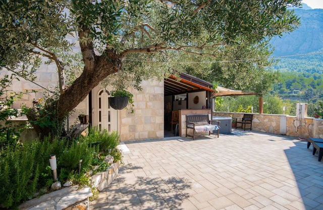 Beautiful home in Makarska with kitchen