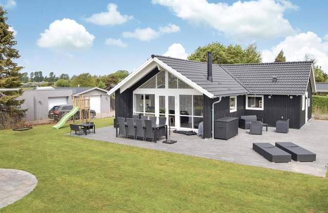 Beautiful home in Malling with WiFi