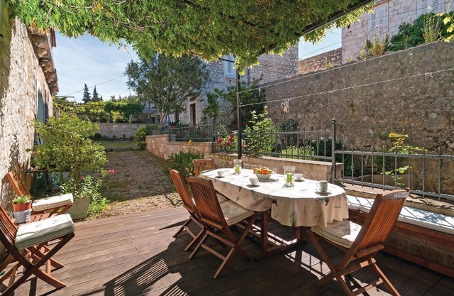 Beautiful home in Milna with kitchen