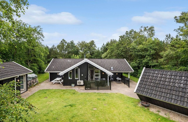 Beautiful home in Oksbøl with sauna
