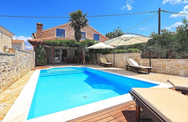 Beautiful home in Sutomiscica