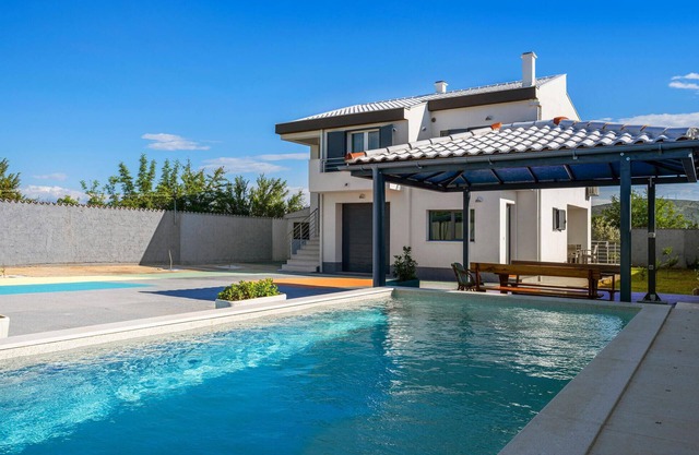 Beautiful home in Sibenik with WiFi