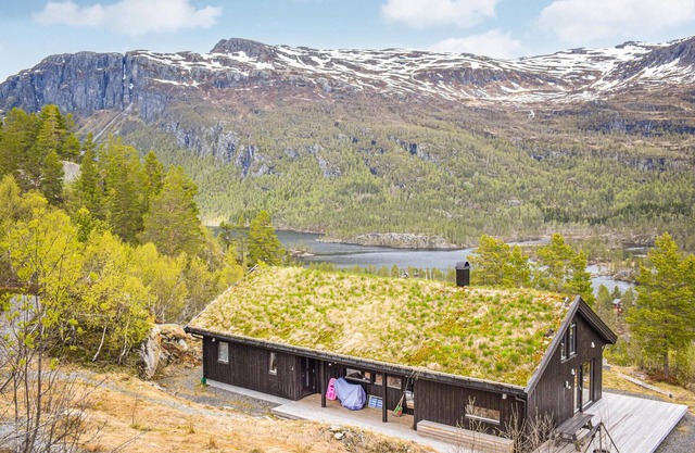 Beautiful home in Skare with WiFi