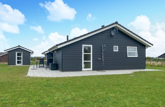Beautiful home in Tarm with WiFi