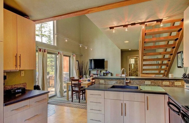 Beautiful Home in the Mountains of Breckenridge w/HotTub close to Skiing & Town